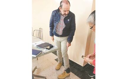 Un candidato a alcalde que trae un brazalete