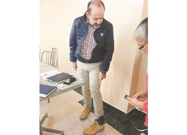 Un candidato a alcalde que trae un brazalete