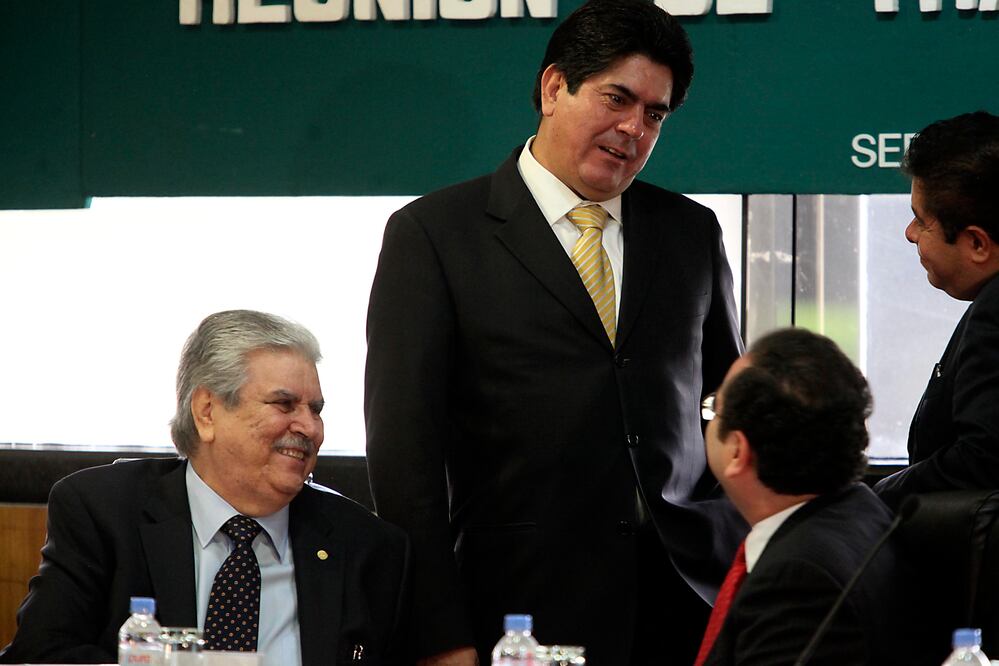 Torres Mercado (de pie) fue presidente de la Mesa Directiva de la Cámara de Diputados en la reciente 62 Legislatura. /Archivo - EL UNIVERSAL