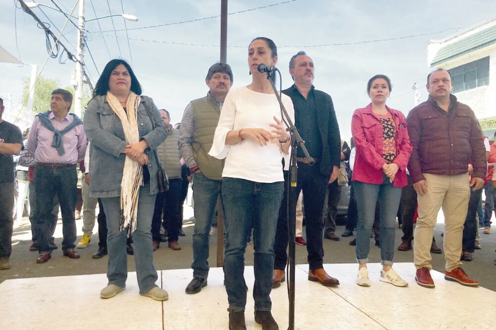Claudia Sheinbaum continúa con su gira de agradecimiento, ayer visitó comunidades de Tláhuac. La acompañó Ricardo Salgado (primero de la derecha). Foto: GERARDO SUÁREZ. EL UNIVERSAL