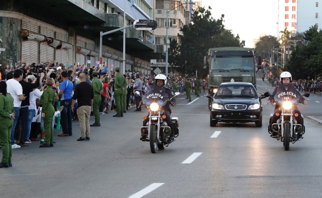 Las cenizas de Fidel Castro partieron hoy de la Plaza de la Revolución hacia un viaje de cuatro días por Cuba.