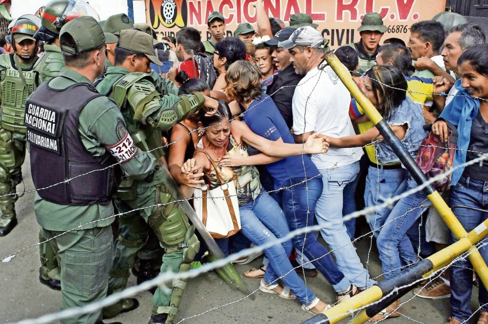 Venezolanos se enfrentaron contra la policía al intentar cruzar hacia Colombia por el Puente Internacional Francisco de Paula Santander (CARLOS EDUARDO RAMÍREZ. REUTERS)