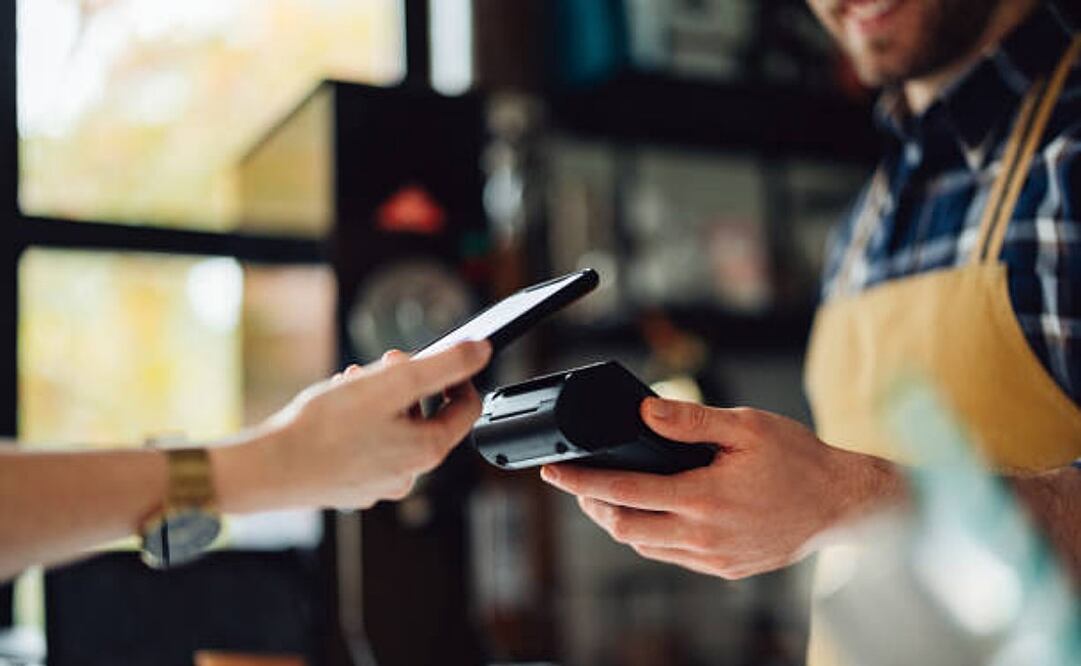 Apple Pay protege datos personales y bancarios, por lo que al hacer una transacción se requiere Face ID, Touch ID o un código. Foto: IStock