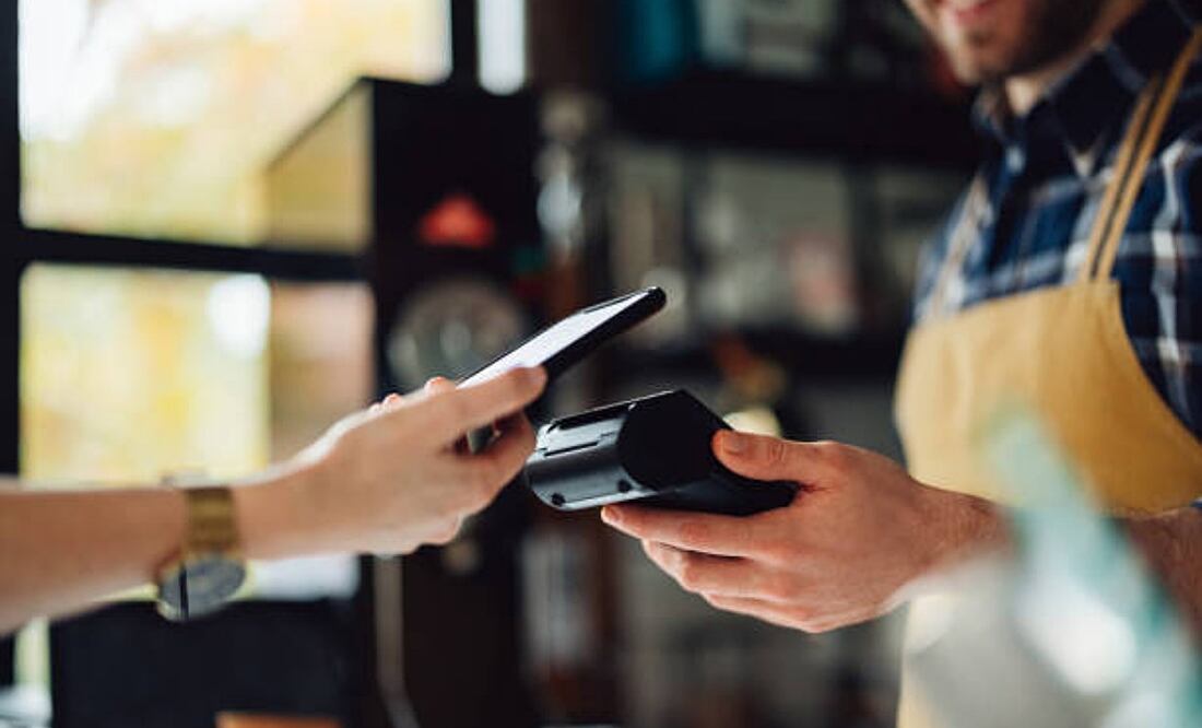 Apple Pay protege datos personales y bancarios, por lo que al hacer una transacción se requiere Face ID, Touch ID o un código. Foto: IStock