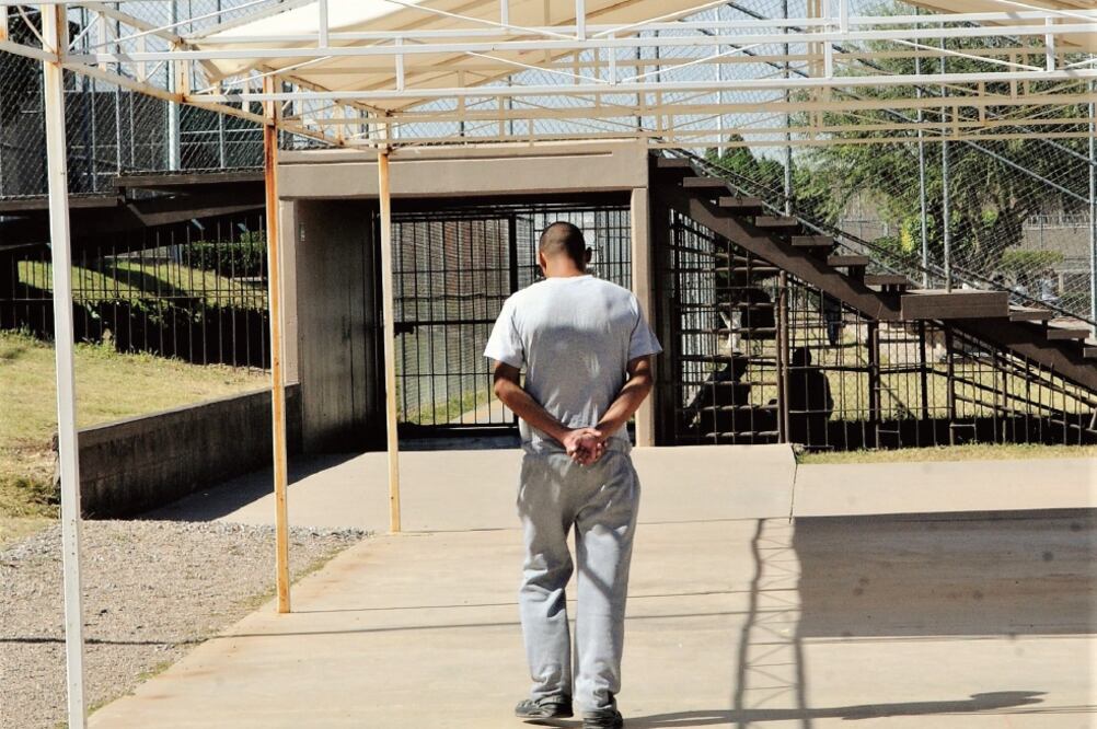 A dos años de que cometió el homicidio y de que está en la cárcel, platica que su esposa le reclamaba algo pero no recuerda qué, “no he podido recordarlo, se me borró la memoria”.  (Fotos: Luis Fierro / EL UNIVERSAL)