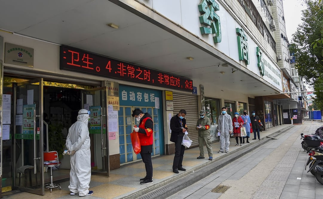 Chinos hacen fila para comprar medicinas. Foto: Xinhua
