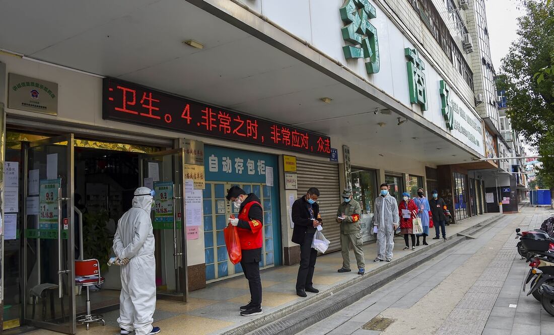 Chinos hacen fila para comprar medicinas. Foto: Xinhua