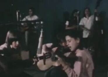 Sheinbaum comparte video de su niñez en donde canta junto con su hermano