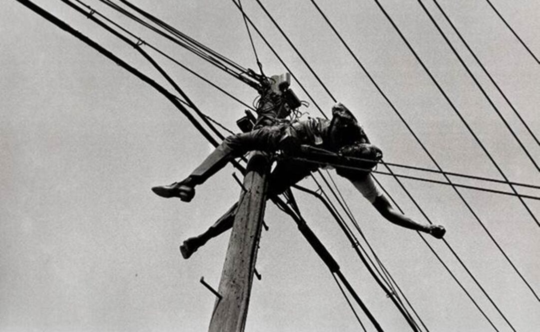 La madrideña SpainMedia Gallery recoge ahora, hasta el 6 de junio, una retrospectiva de su trabajo a pie de accidente que le ha costado, entre otras cosas, "siete costillas rotas, dos atropellos, un dedo roto y un infarto. FOTO: Spainmediagallery