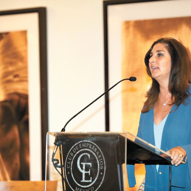 En el Club de Empresarios, la escritora Teresa Alarcón Brockmann invitó a los mexicanos a entender que el dolor es parte de la vida. VALENTE ROSAS. EL UNVIERSAL