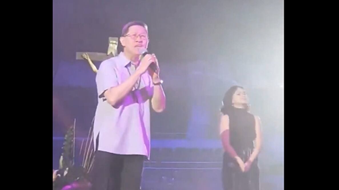 El cardenal filipino, Luis Antonio Tagle, interpreta la canción Imagine, de John Lennon. FOTO: CAPTURA
