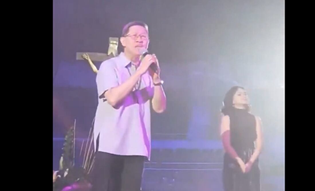 El cardenal filipino, Luis Antonio Tagle, interpreta la canción Imagine, de John Lennon. FOTO: CAPTURA
