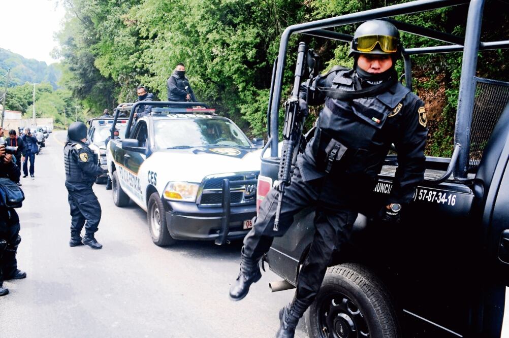 El tramo de la carretera Naucalpan-Ixtlahuaca, donde fue ejecutado el edil de Jilotzingo, fue acordonado para iniciar con las investigaciones correspondientes (HUGO GARCÍA. EL UNIVERSAL)