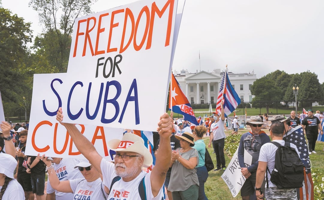 Cubanos en EU se manifes-taron por la crisis en la isla. Foto: Jacquelyn Martin. AP