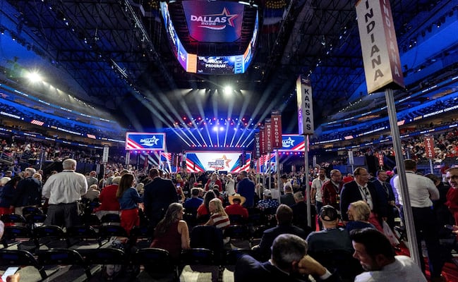 Trump celebra el "gran éxito" de su inusual convención republicana; el "Trumpapalooza" promueve las políticas del mandatario