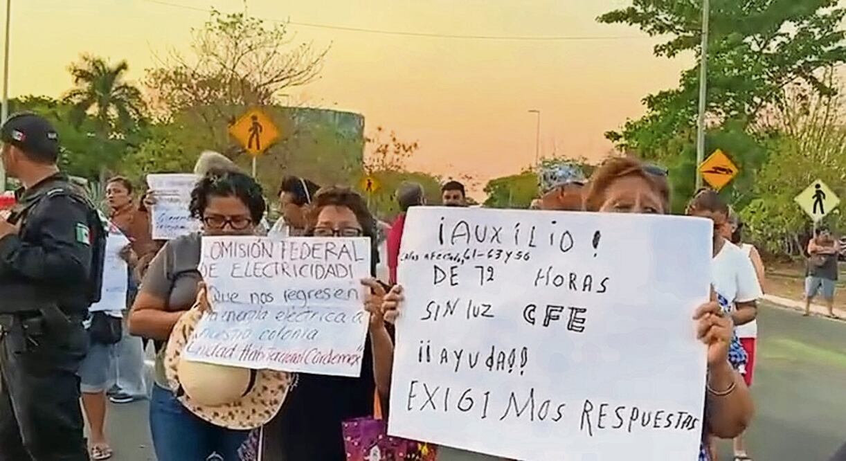 En Mérida, habitantes bloquearon ayer la avenida de Circuito Colonias a causa de la falta de electricidad. Foto: Especial