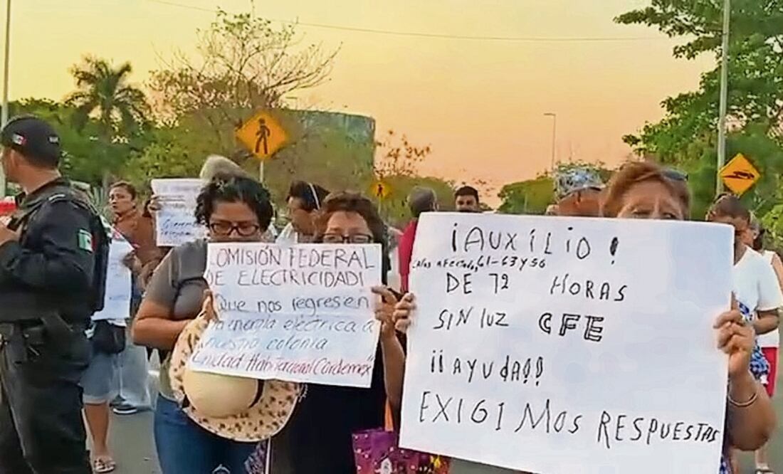 En Mérida, habitantes bloquearon ayer la avenida de Circuito Colonias a causa de la falta de electricidad. Foto: Especial