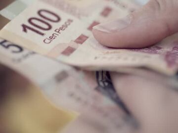 Mensaje del embajador Ken Salazar tumba al peso; se acerca a las 20 unidades