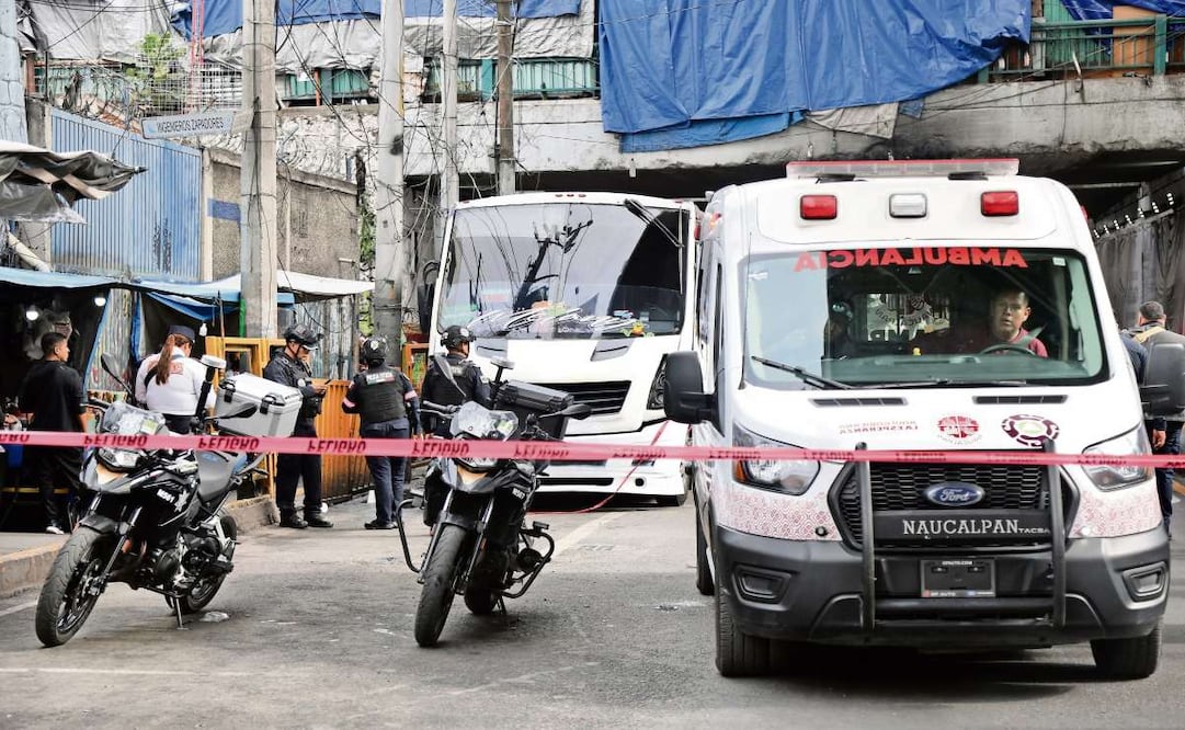 El ataque armado contra el operador ocurrió alrededor de las 9:00 horas; sin embargo, el cuerpo de la víctima permaneció en el lugar hasta después de las 14:00 horas, mientras las autoridades definían qué instancia se haría cargo de las diligencias. Foto: VALENTE ROSAS/EL UNIVERSAL