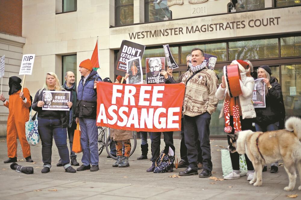 Seguidores del fundador de WikiLeaks, Julian Assange, afuera de una corte en Londres, el pasado jueves. Foto: MATT DUNHAM. AP