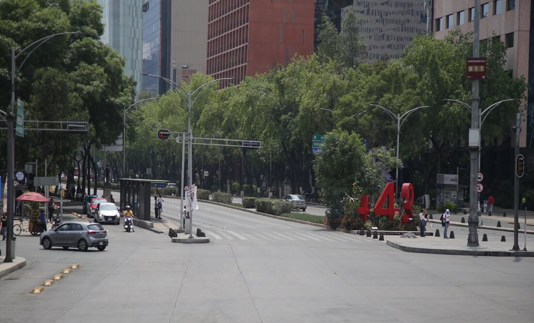 ESTE DIA FESTIVO HUBO CONTINGENCIA AMBIENTAL, POR SER FERIADO AVENIDAS COMO PASEO DE LA REFORMA, EJE CENTRAL Y AVENIDA JUAREZ TUVIERON POCA AFLUENCIA VEHICULAR, POR OTRO LADO LA GENTE HIZO ACTIVIDADES AL AIRE LIBRE COMO HACER EJERCICIO, ANDAR EN BICI Y MANIFESTARSE. FOTO: CARLOS MEJIA/EL UNIVERSAL