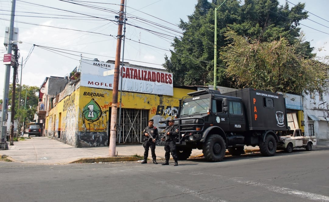 Policías de la Secretaría de Seguridad Ciudadana patrullan las calles de Tepito con apoyo de armas de alto calibre y unidades blindadas. Foto: Francisco Rodríguez / EL UNIVERSAL