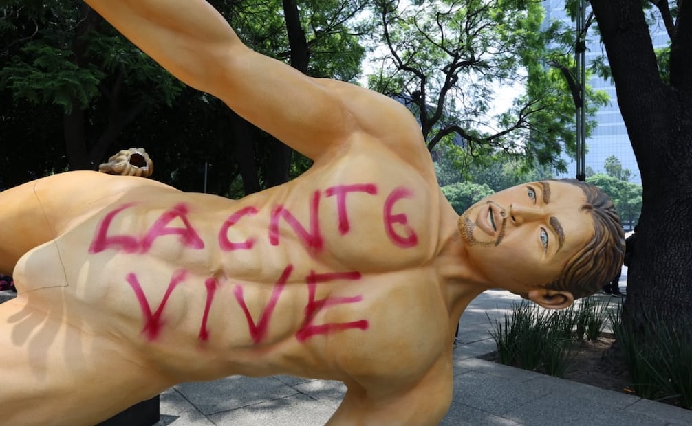 Maestros de la CNTE derriban y vandalizan figuras gigantes del Mundial en Paseo de la Reforma. Foto: Osmar Alvarado/EL UNIVERSAL