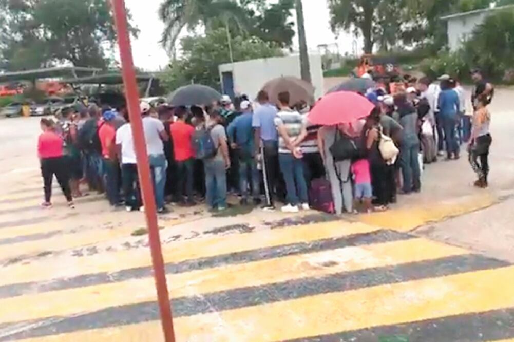 Los migrantes aseguraron que desde hace tiempo el INM no llama a extranjeros para que se presenten ante el personal de la Oficina de Aduanas y Protección Fronteriza de EU. Foto: SANDRA TOVAR. EL UNIVERSAL