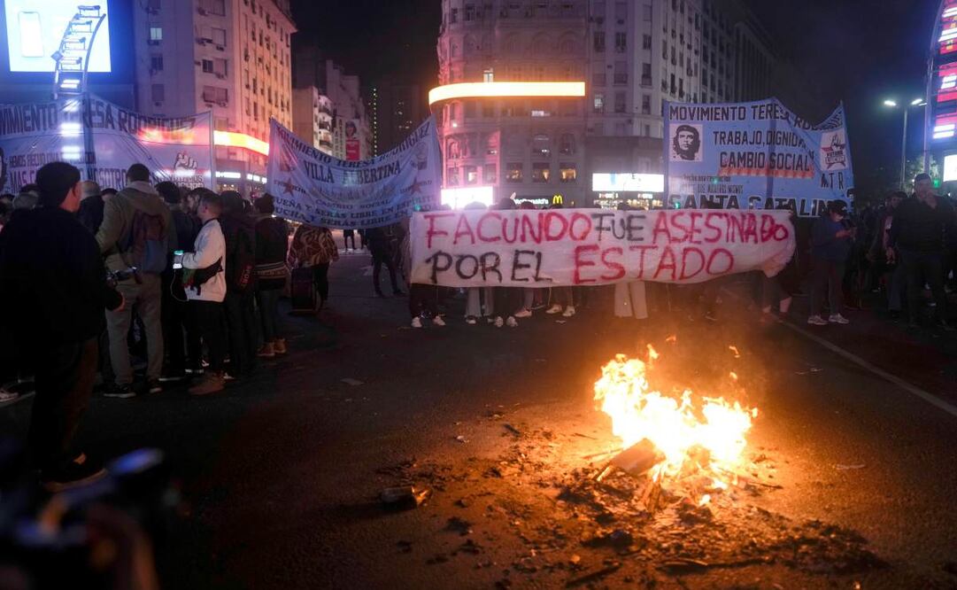 Manifestantes protestan por la muerte del exguerrillero en Buenos Aires. Foto: AP