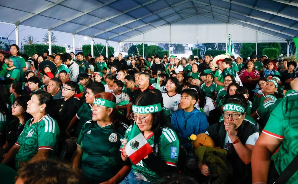 Celebración nocturna en Nezahualcóyotl luego del triunfo de la Selección Mexicana. Foto: Emilio Fernández