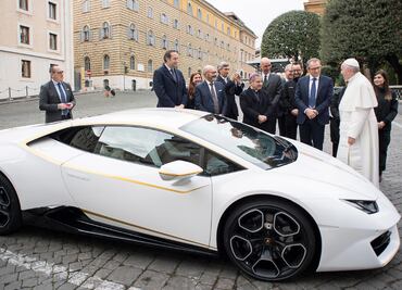 Regalan Lamborghini al Papa; será subastado para beneficencia