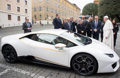 Regalan Lamborghini al Papa; será subastado para beneficencia