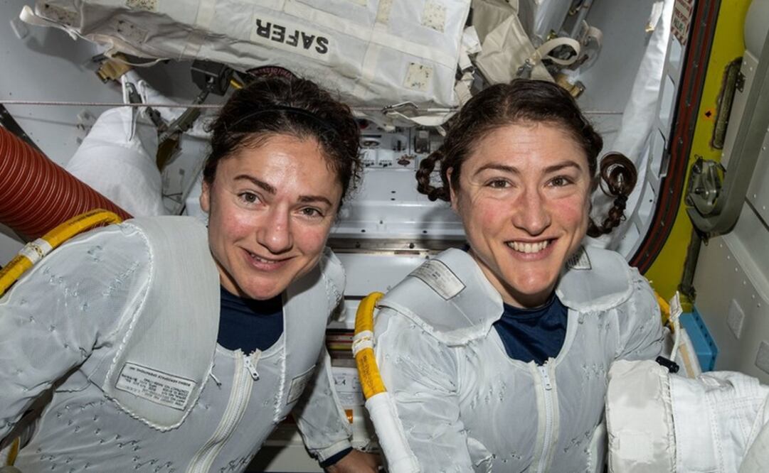 Jessica Meir (izq) y Christina Koch realizaron el 18 de octubre la primera caminata espacial protagonizada solo por mujeres. Foto: NASA