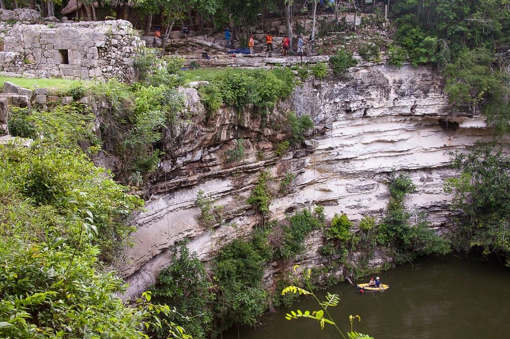 Dante García y Guillermo de Anda durante una exploración reciente en el Cenote Sagrado de Chichén Itzá. Foto: Karla Ortega/ Cortesía Guillermo de Anda Alanís