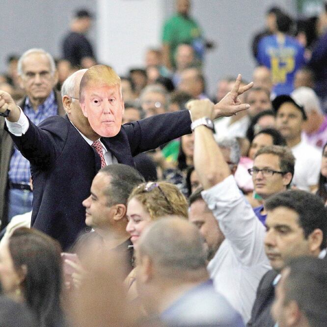 Un simpatizante de Jair Bolsonaro usa una máscara de Trump, durante un mitin realizado en julio en Río de Janeiro. (REUTERS)