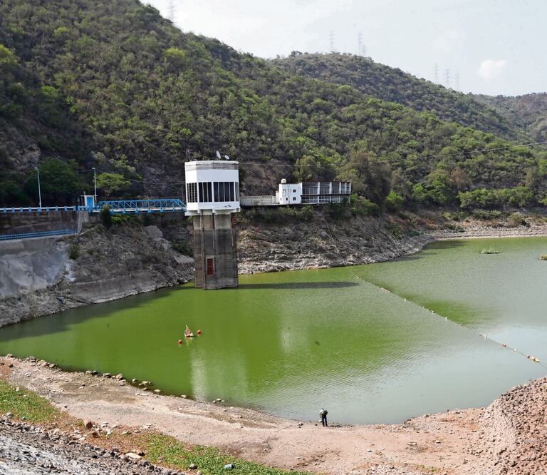 45 colonias de  Cuautitlán Izcalli no tienen agua debido a que el caudal del Sistema Cutzamala para ese municipio, fue de cero. Foto EL UNIVERSAL