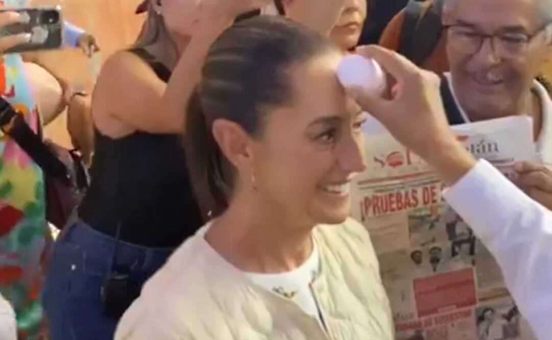 Claudia Sheinbaum acepta ser limpiada con un huevo para purificar el cuerpo. Foto: Especial