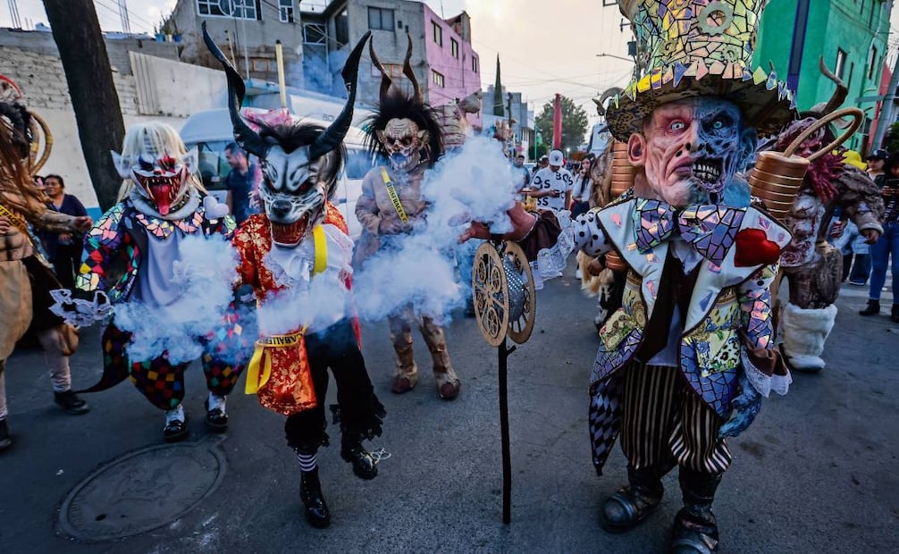 En el carnaval destacan los chinelos con sus máscaras de cera e increíbles trajes bordados con grandes sombreros. Foto: Luis Camacho / EL UNIVERSAL