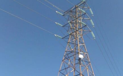 Rescatan a sujeto que intentó lanzarse de torre de alta tensión de 25 metros en Tlalnepantla