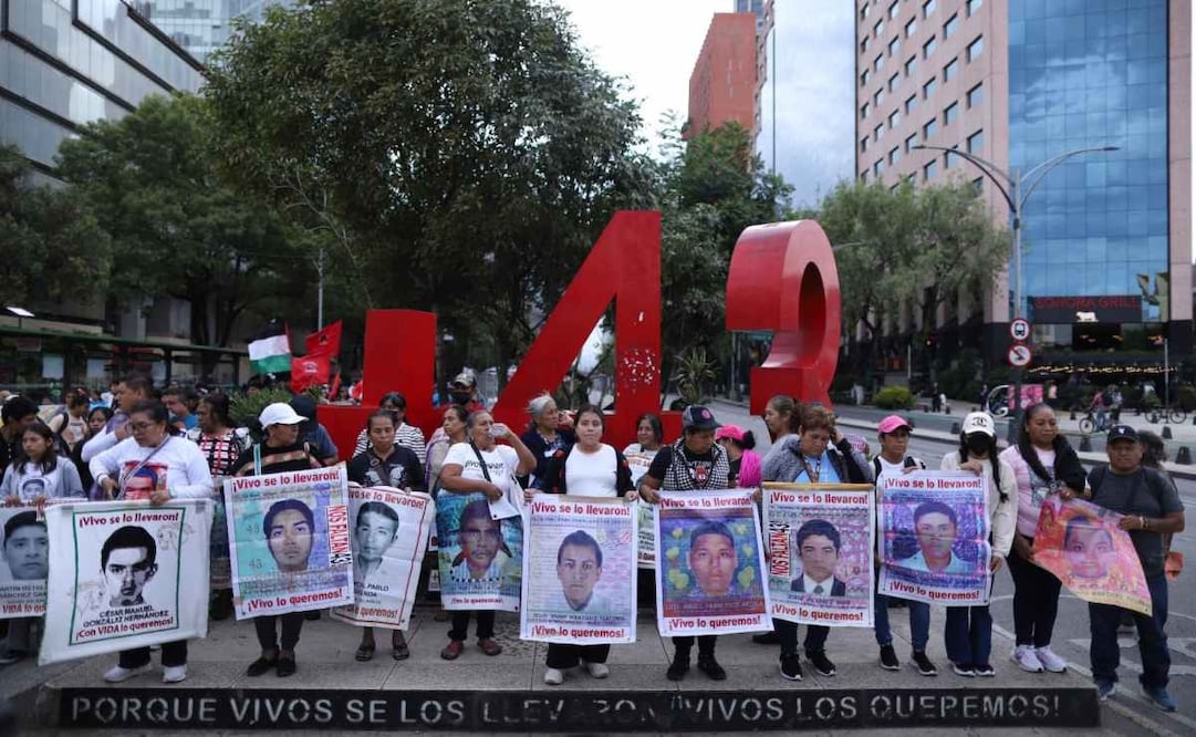 Madres y padres de los 43 normalistas de la Escuela Normal Rural "Raúl Isidro Burgos", acompañados de estudiantes normalistas, marcharon para exigir justicia a 1 mes de que se cumplan 12 años de la desaparición forzada de sus hijos. La manifestación se hizo sobre Avenida Paseo de la Reforma y acabó en el Hemiciclo a Juárez. Foto: Graciela López / EL UNIVERSAL