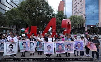 Familiares de los 43 normalistas de Ayotzinapa se reunirán con Sheinbaum; marchan tras casi 12 años de la desaparición