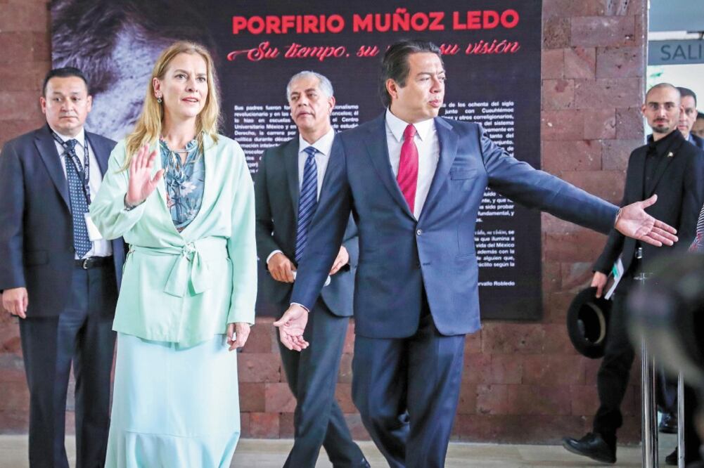 Beatriz Gutiérrez Müller, esposa del Presidente, y Mario Delgado, líder de los diputados de Morena, en la reinauguración del Museo Legislativo. Foto: DIEGO SIMÓN. EL UNIVERSAL