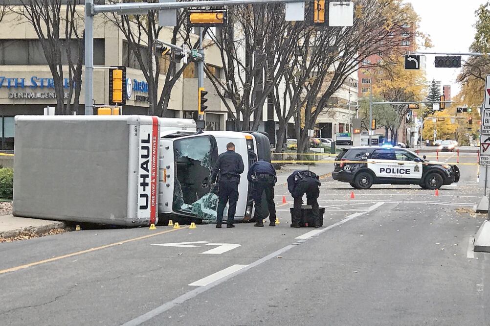 La policía de Edmonton investiga en el lugar donde el atacante volcó su camioneta, en la que tenía una bandera del Estado Islámico (CANDACE ELLIOTT. REUTERS)