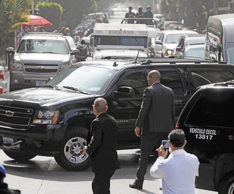un fuerte dispositivo de seguridad, el fiscal general de EU, William Barr, arribó a la sede de la FGR para reunirse con Alejandro Gertz. Foto: LUIS CORTÉS. REUTERS
