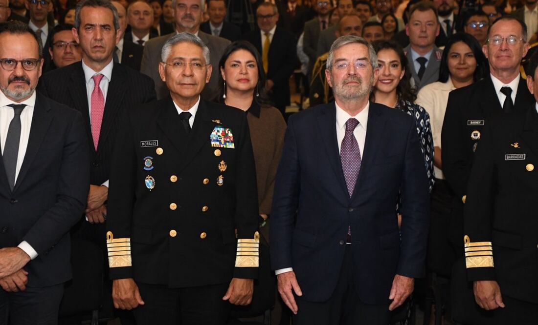 Secretario de Marina Almirante Raymundo Pedro Morales junto al Canciller Juan Ramón de la Fuente (28/10/2025). Foto: Especial