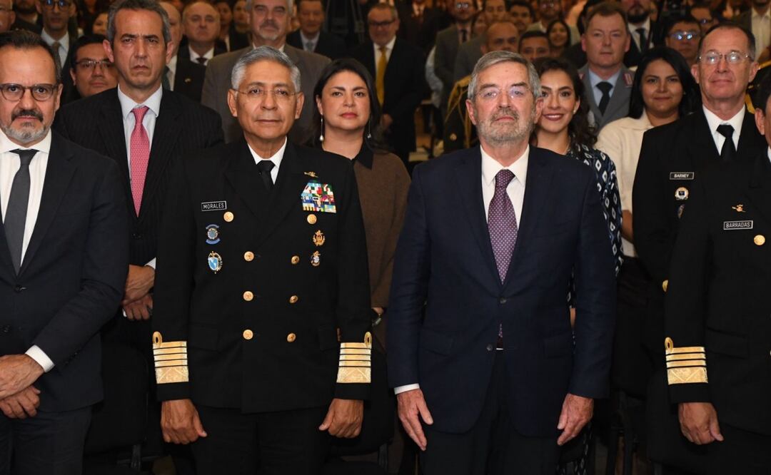 Secretario de Marina Almirante Raymundo Pedro Morales junto al Canciller Juan Ramón de la Fuente (28/10/2025). Foto: Especial