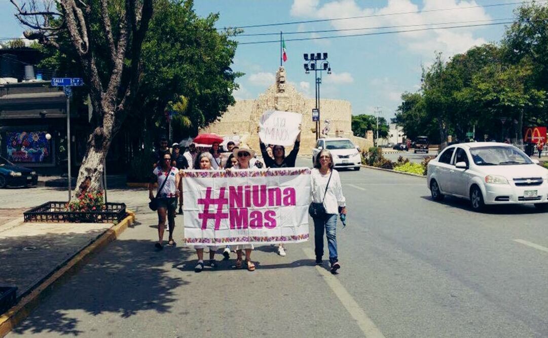 Mujeres estudiantes marcharon en Mérida en protesta por los feminicidios en diferentes partes del país. FOTO: Cuauhtémoc Moreno Cabrera