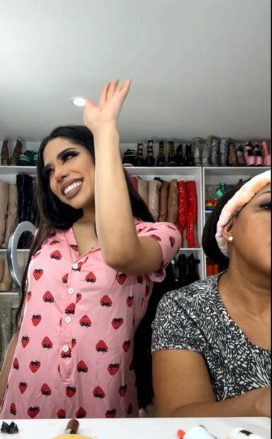 Influencer, Yeri Mua, durante transmisión en Facebook. Foto: Captura tomada de video @Yeri MUA