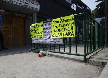 "Maestra Ximena, Iztapalapa nunca la olvidará"; personas toman fotos al altar en honor a colaboradores asesinados de Clara Brugada