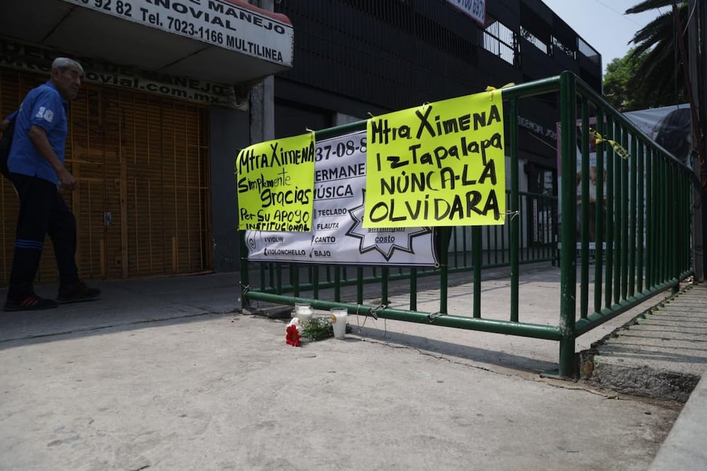 Personas toman fotos al altar colocado en Calzada de Tlalpan, en donde fueron asesinados los dos colaboradores de Clara Brugada. (Foto: Carlos Mejía/ EL UNIVERSAL)